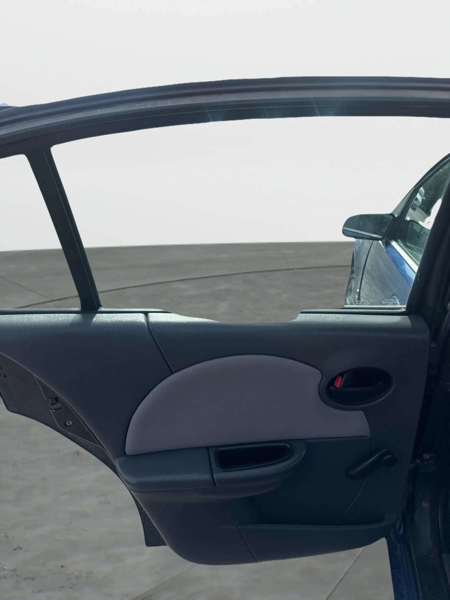 2005 Saturn ION 2 - Photo 14
