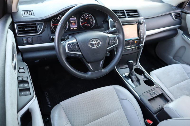 2016 Toyota Camry Photos