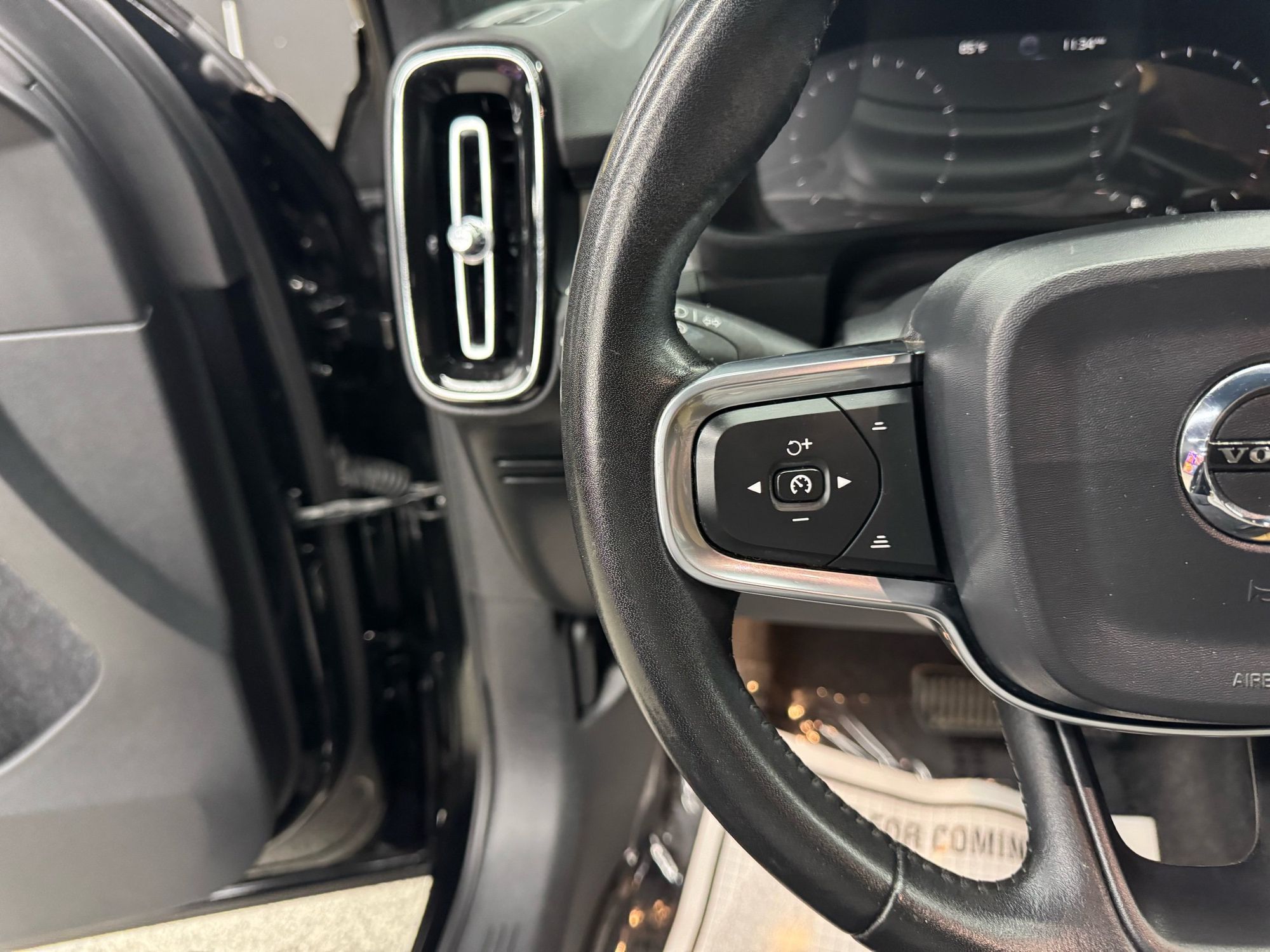 2019 Volvo XC40 T5 Momentum photo 23