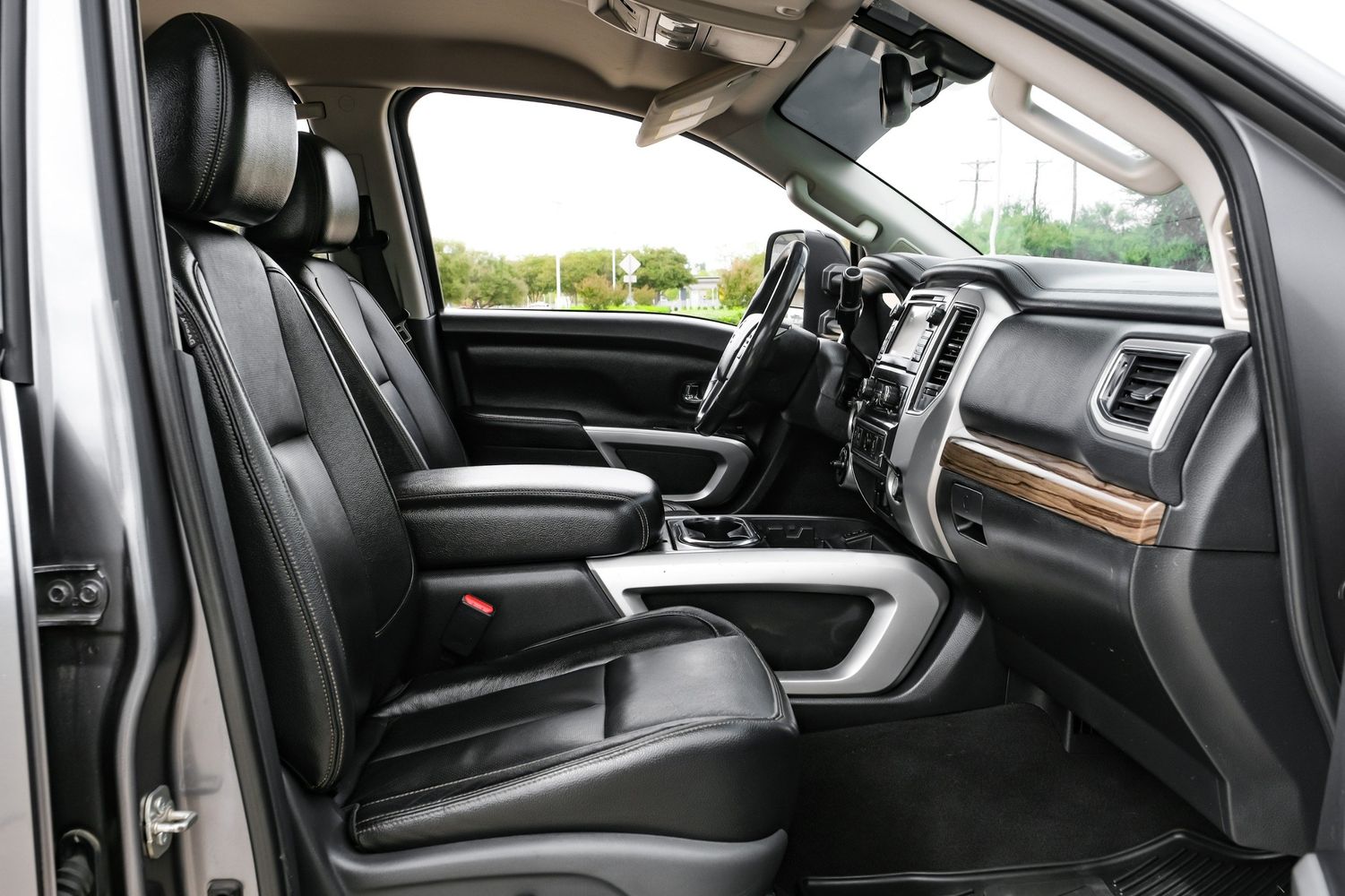 2017 Nissan Titan SL photo 30