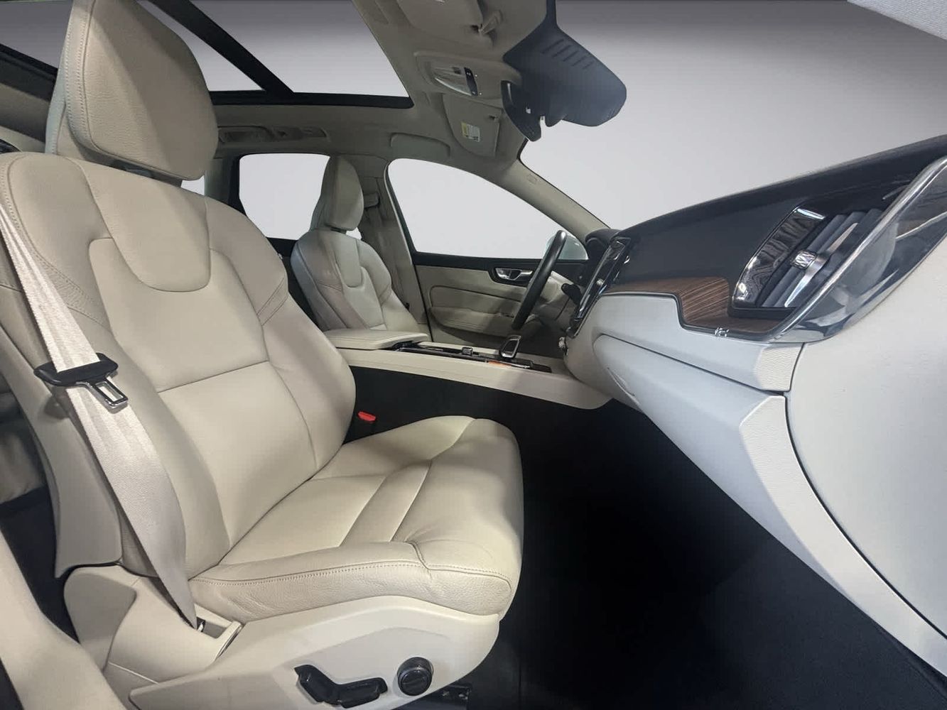 2022 Volvo XC60 B5 Momentum photo 10