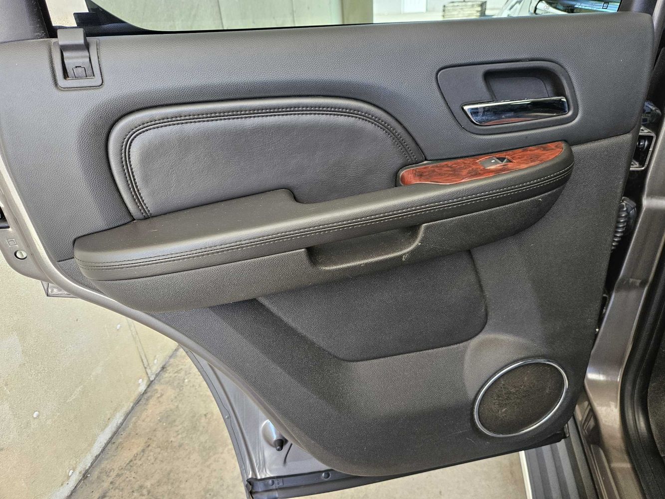 2011 Cadillac Escalade Luxury photo 10
