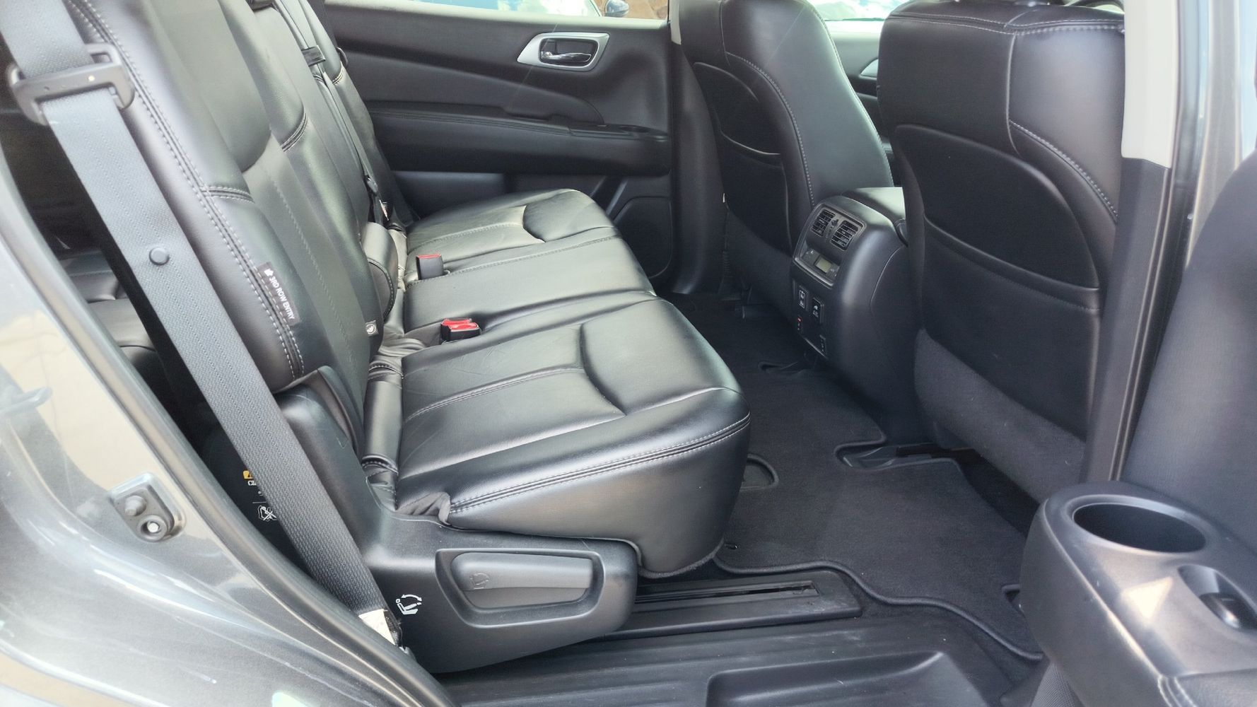 2018 Nissan Pathfinder SL photo 11