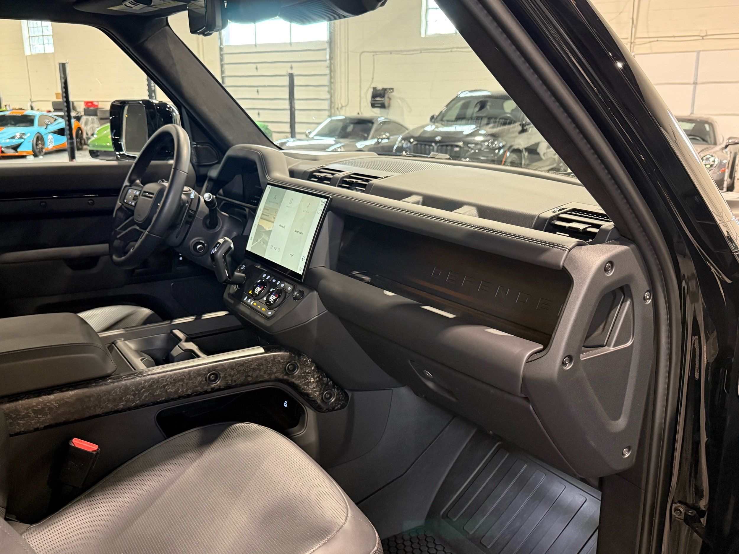2026 Land Rover Defender P635 OCTA Black, photo 21