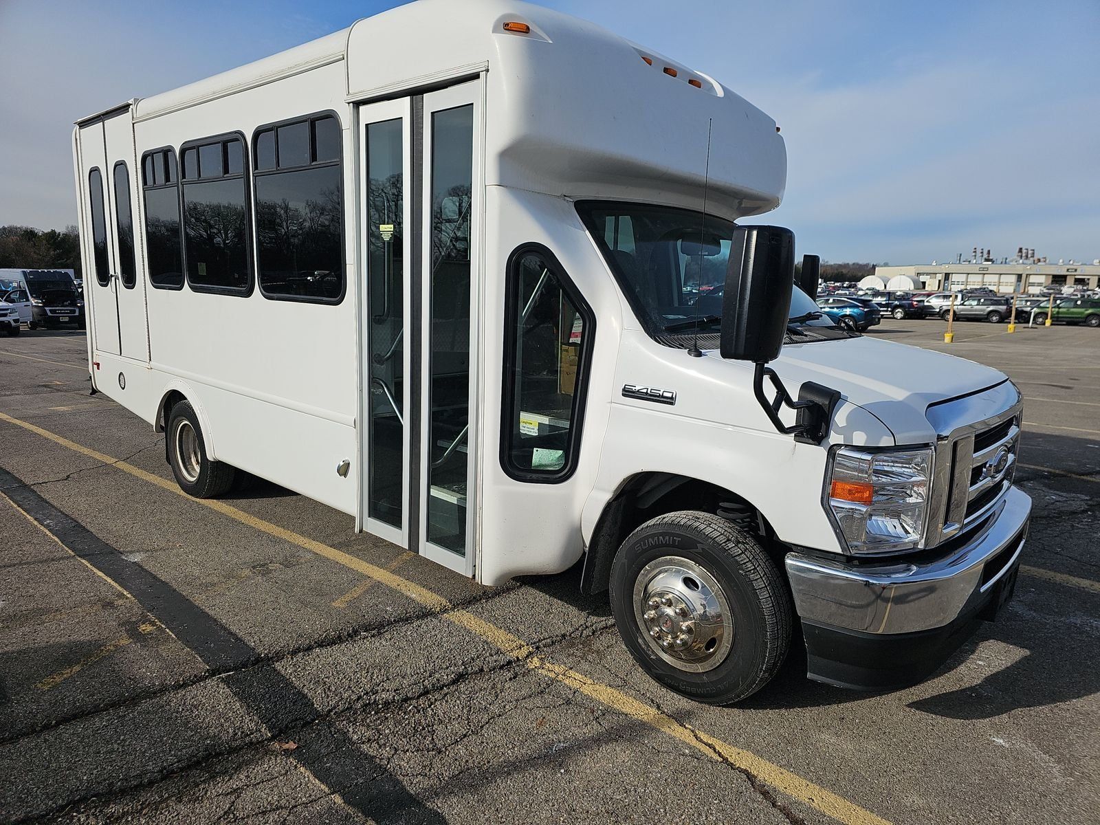 2022 Ford E-Series Cutaway Base's photo