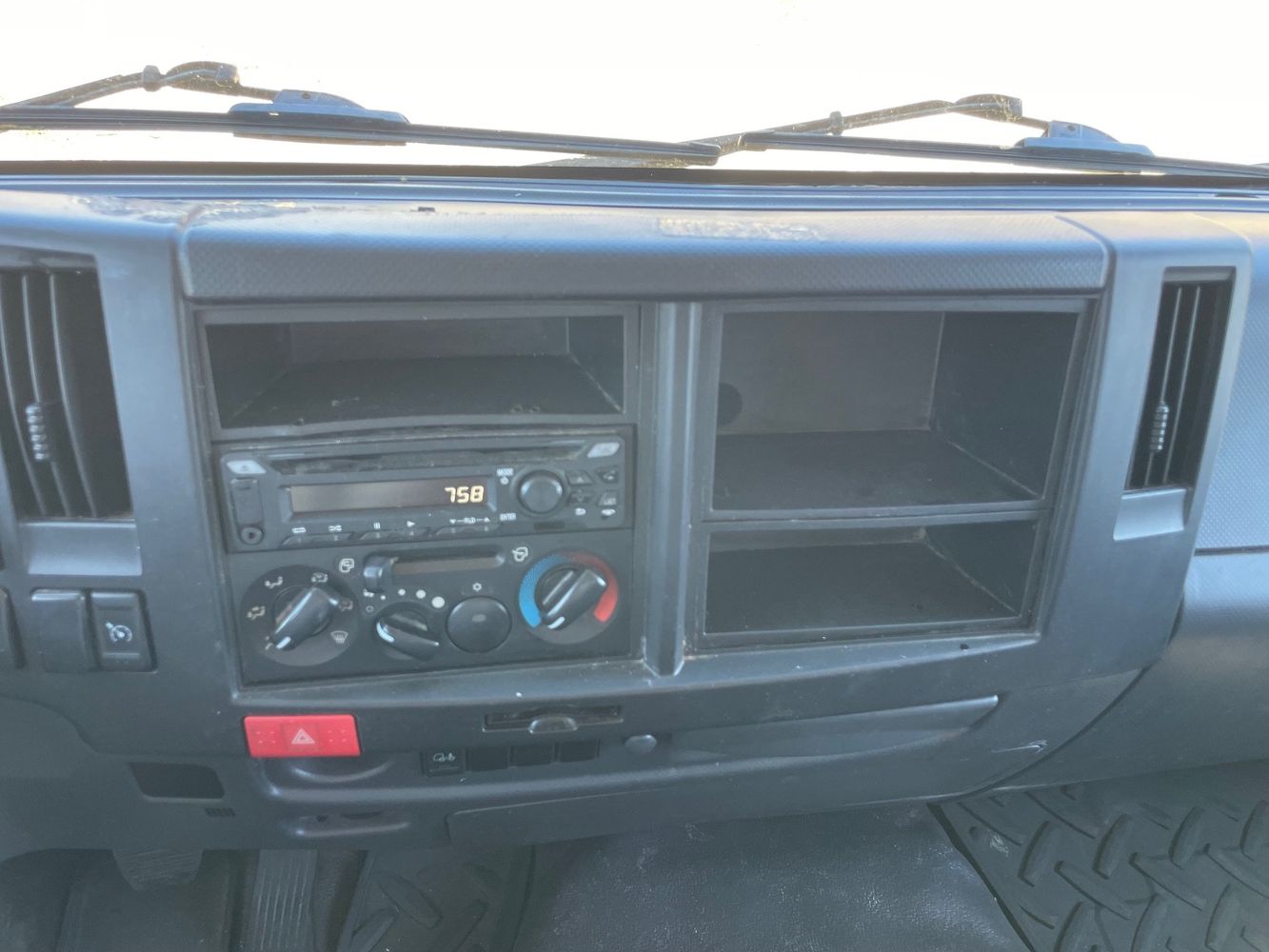2022 Isuzu FTR - Photo 12