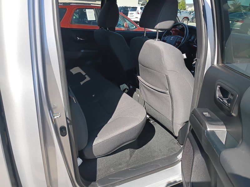 2018 Toyota Tacoma TRD photo 19