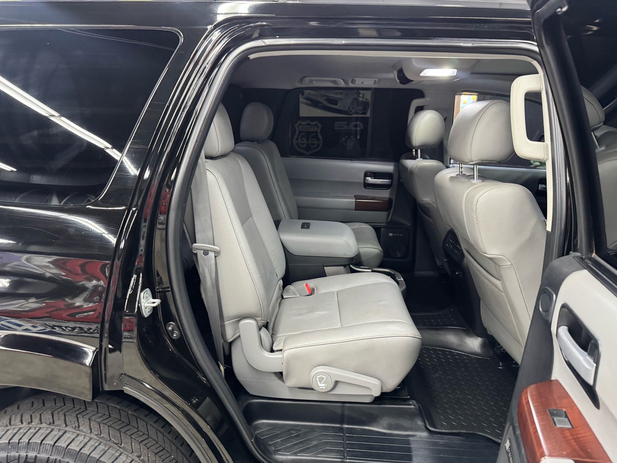 2017 Toyota Sequoia Platinum photo 20