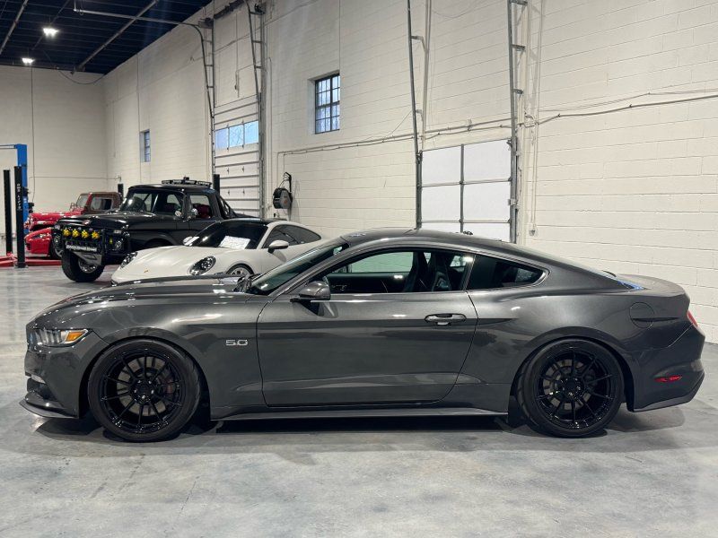 2017 Ford Mustang GT Premium, photo 2