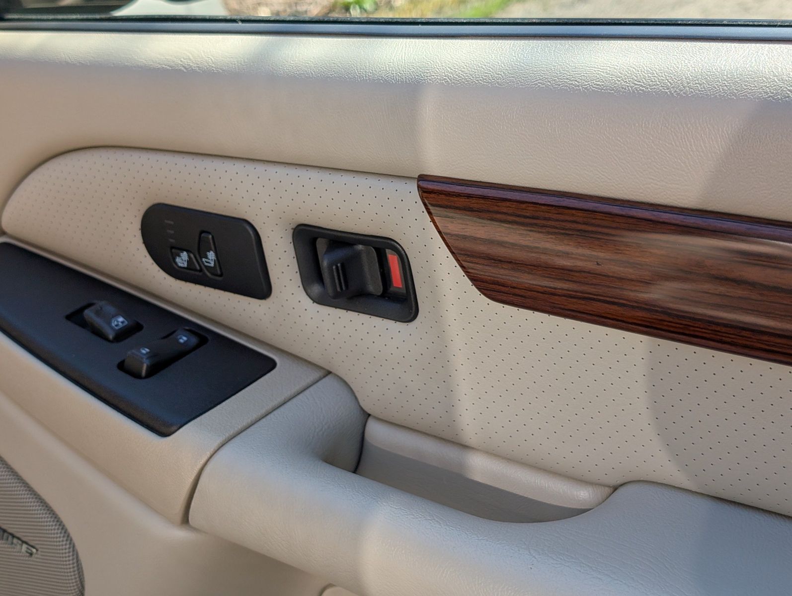 2004 Cadillac Escalade ESV 128