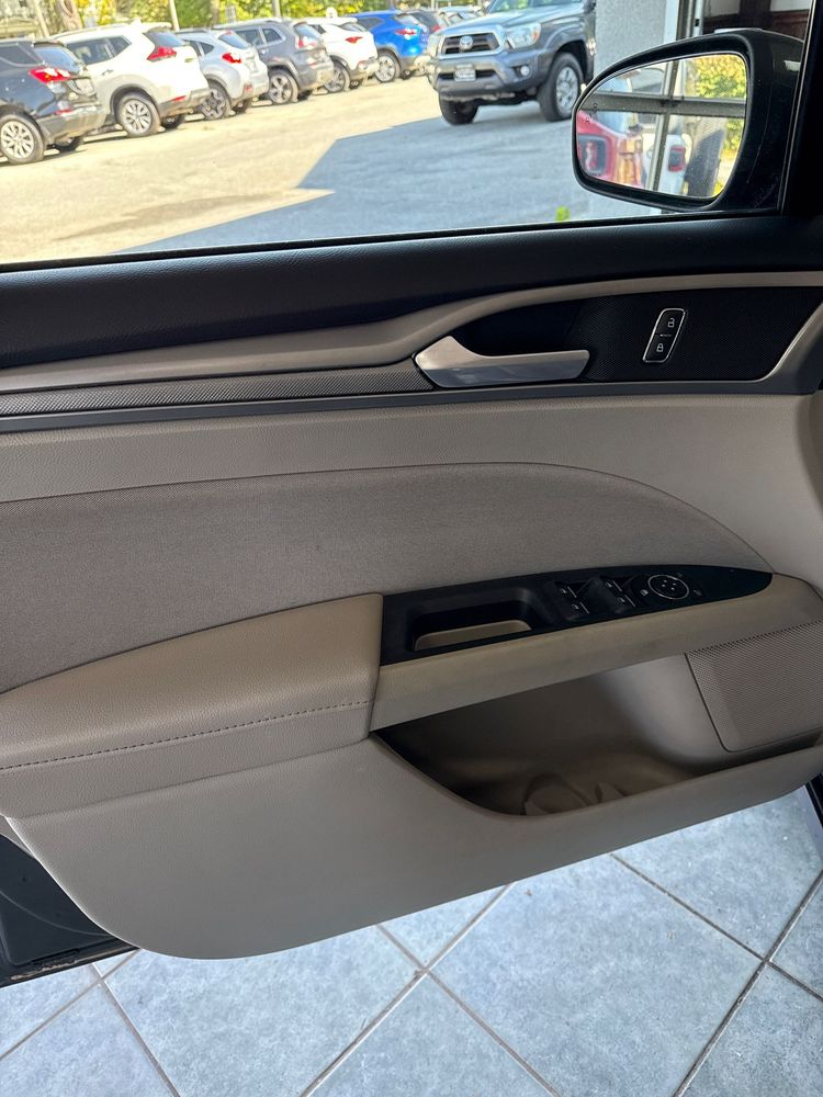 2019 Ford Fusion SE photo 17