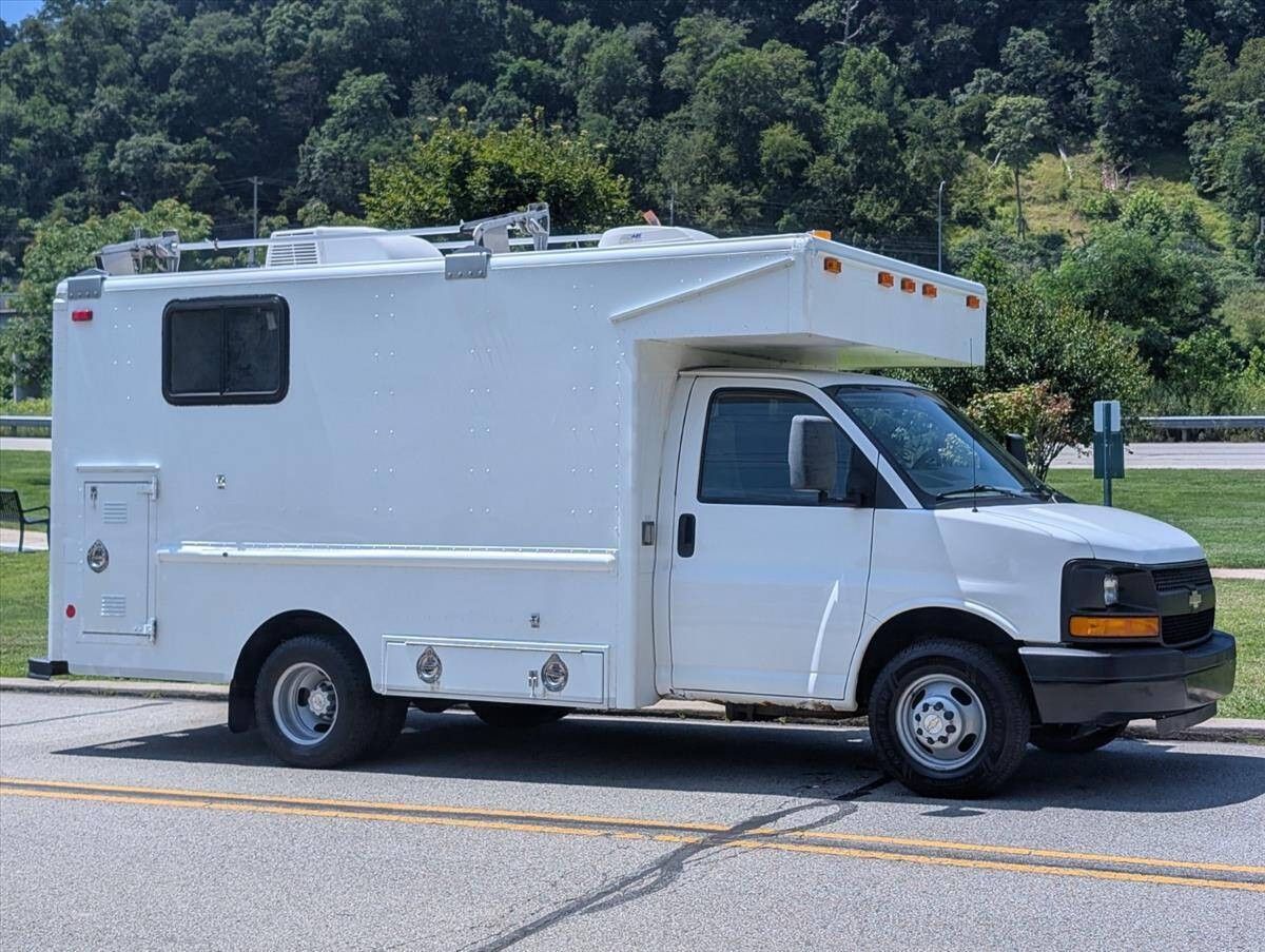 2008 Chevrolet Express Cutaway 3