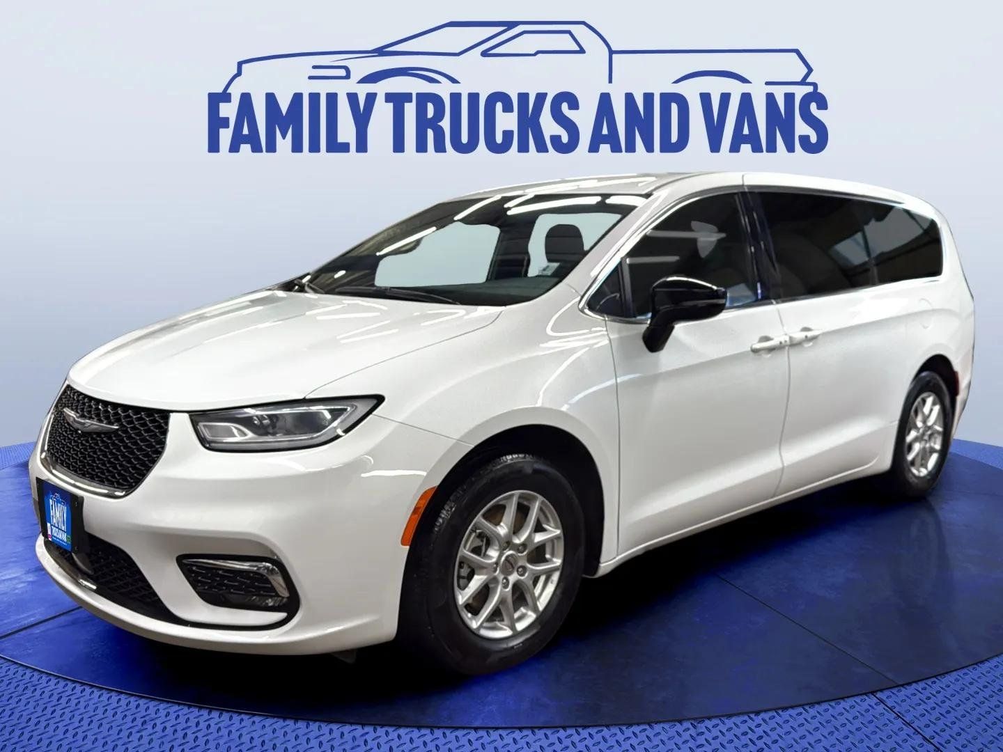 2024 Chrysler Pacifica Touring's photo