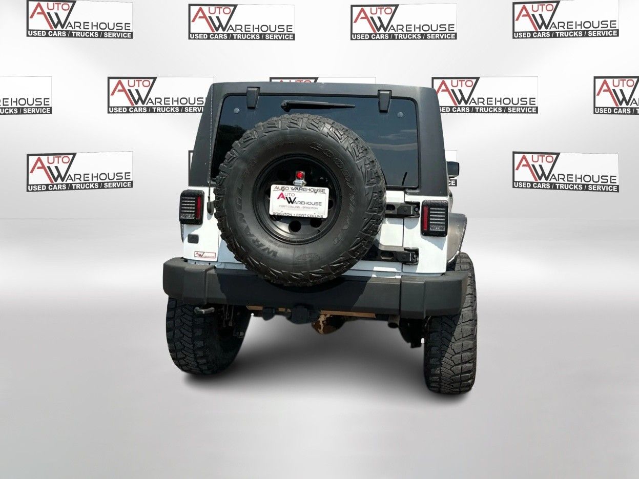 2013 Jeep Wrangler Unlimited Sahara photo 3