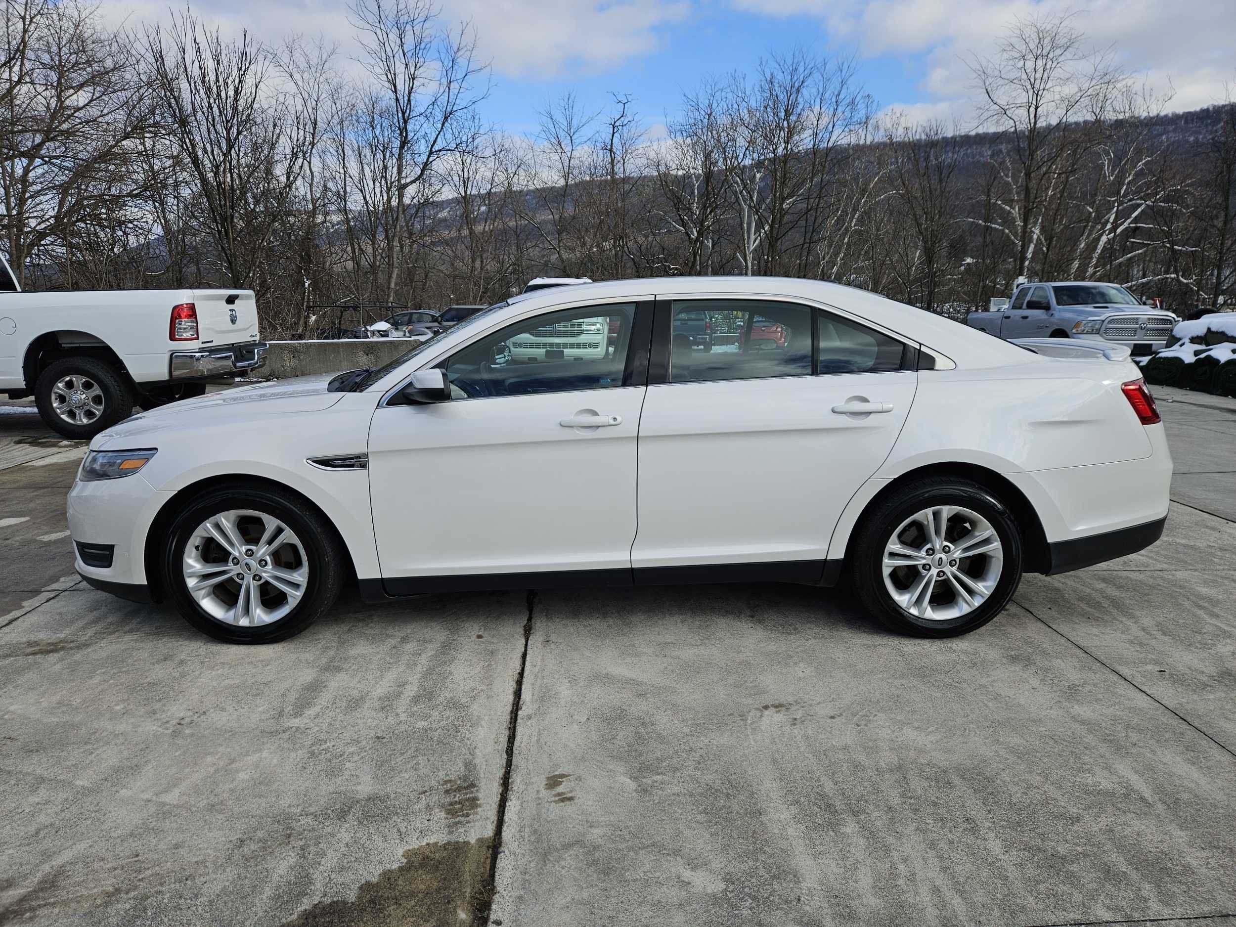 2014 Ford Taurus SEL photo 4