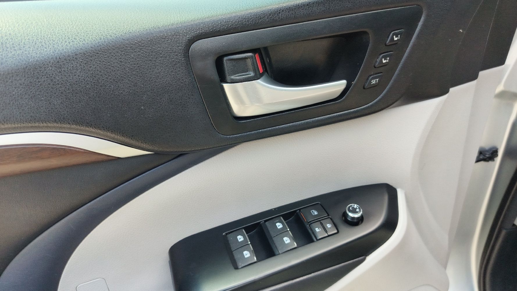 2016 Toyota Highlander Base Hybrid photo 14