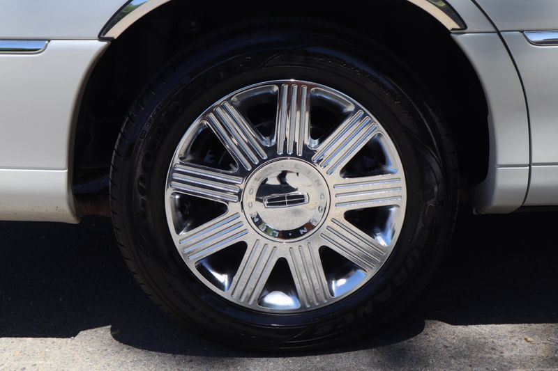 2004 Lincoln Town Car Ultimate | Victory Motors of Colorado