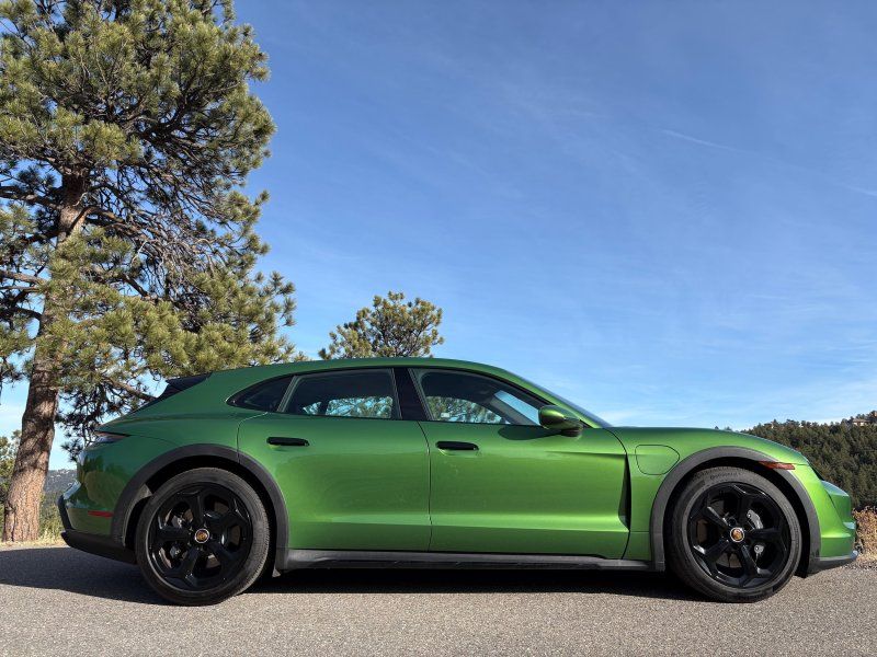 2021 Porsche Taycan Base's photo