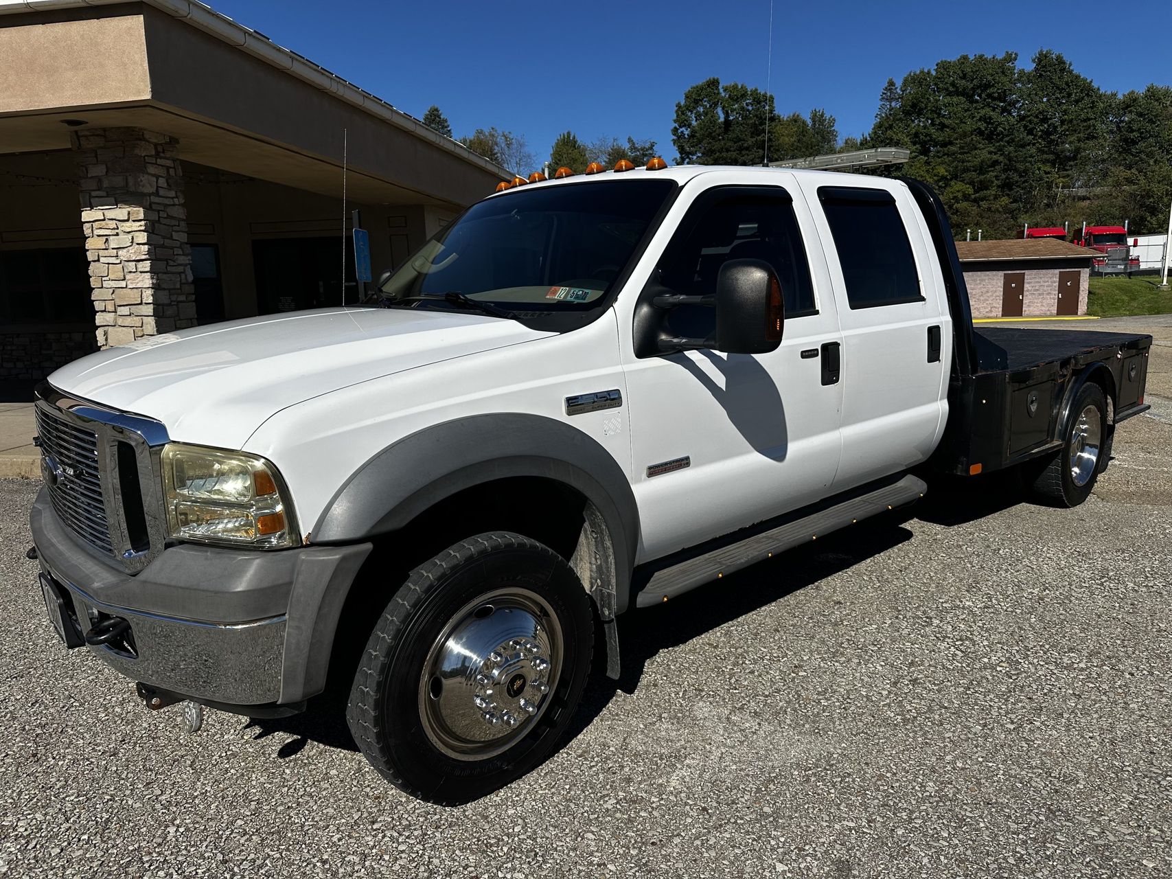 2005 Ford F-550 Skirted Flatbe 2