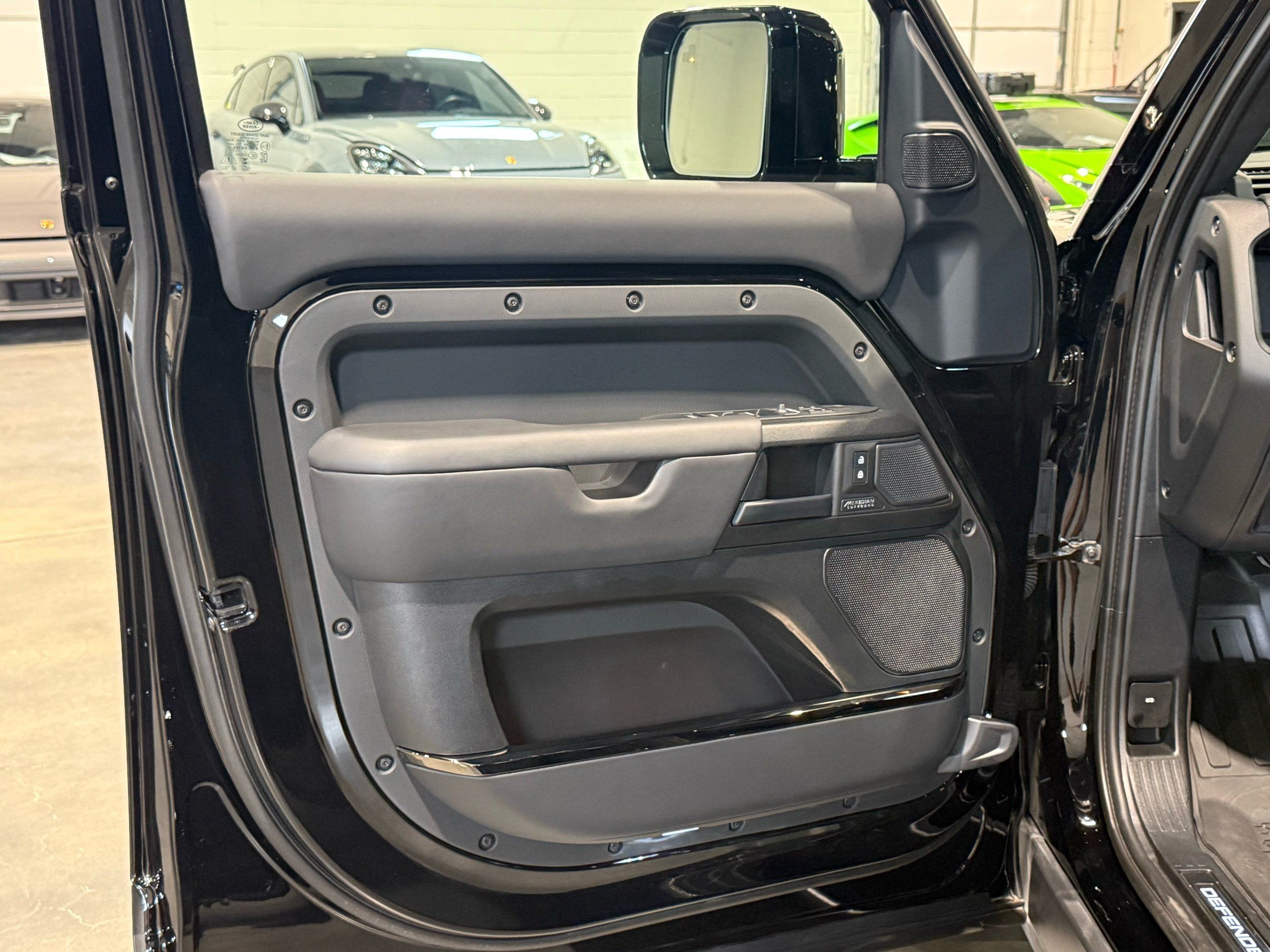 2026 Land Rover Defender P635 OCTA Black, photo 9
