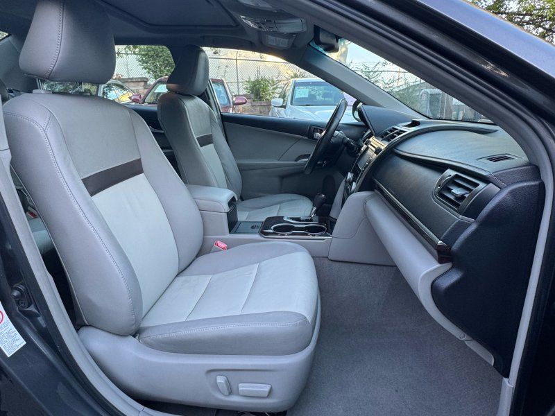 2012 Toyota Camry XLE photo 18