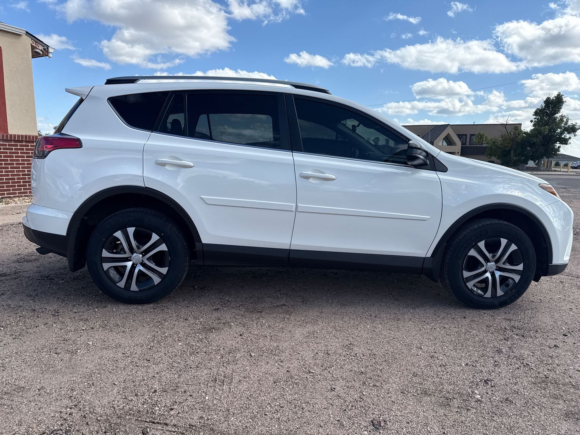 2018 Toyota RAV4 LE photo 8