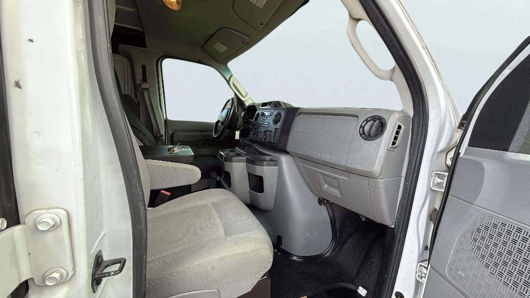 2011 Ford E-250 Cargo photo 8