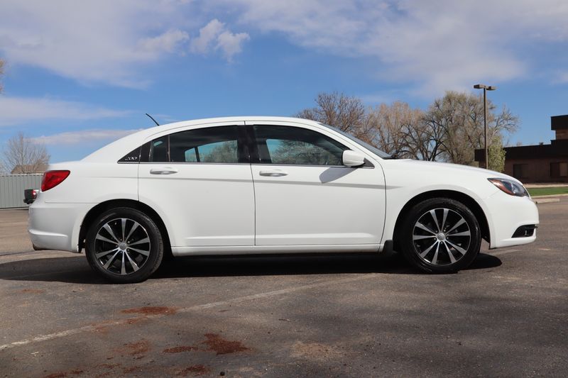 2013 chrysler fashion 200 white