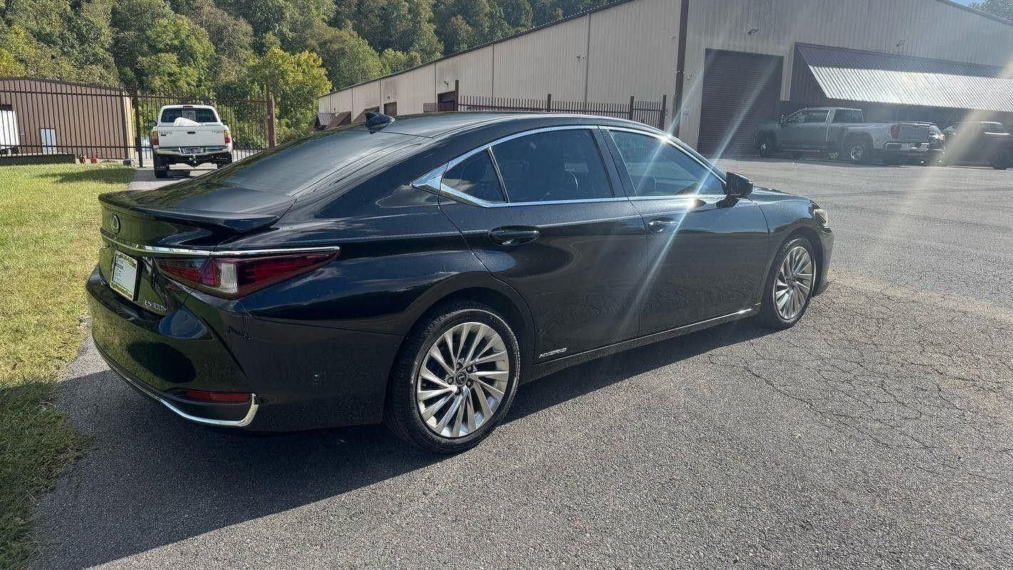 2020 Lexus ES 300h Luxury photo 3