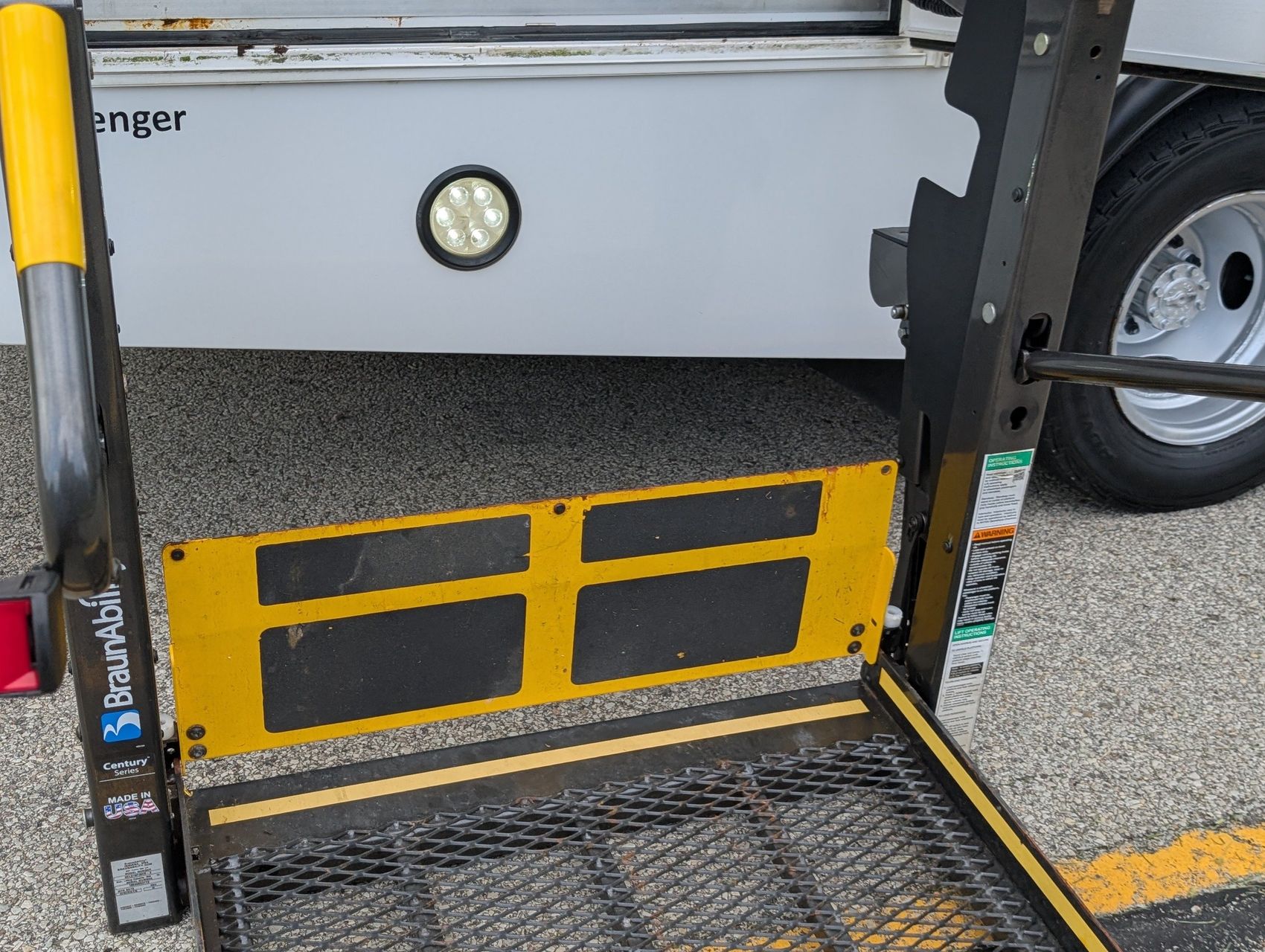 2016 Ford E-350 21