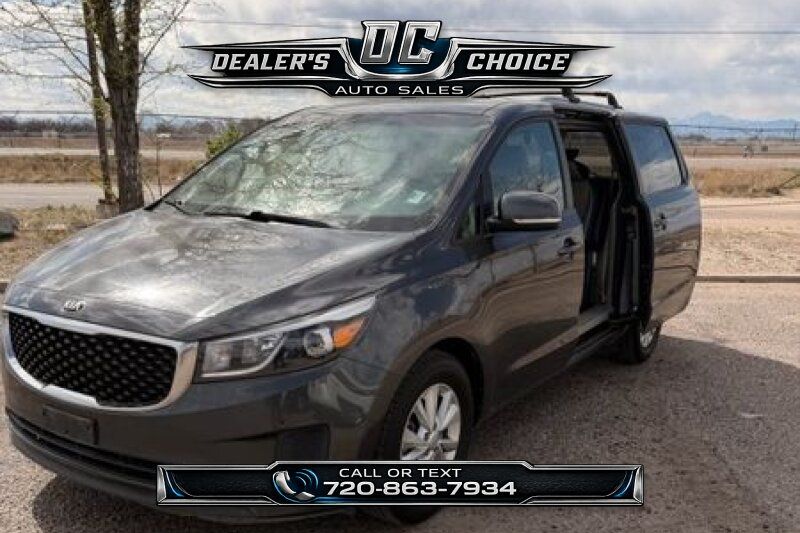 2017 Kia Sedona LX's photo