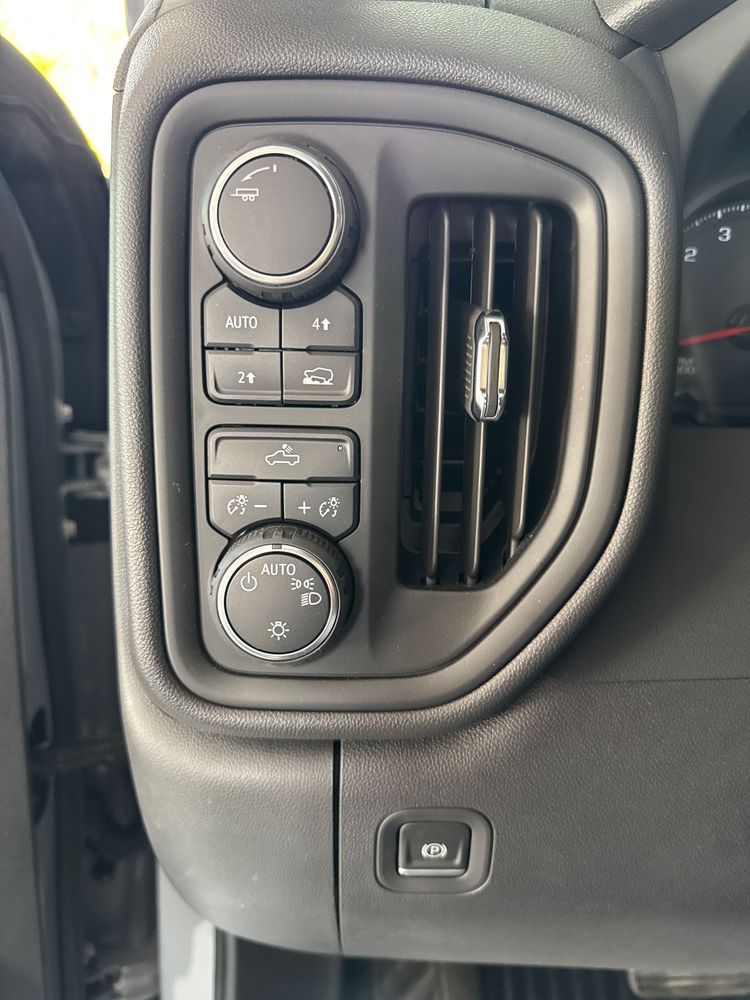 2024 Chevrolet Silverado 1500 Custom photo 18