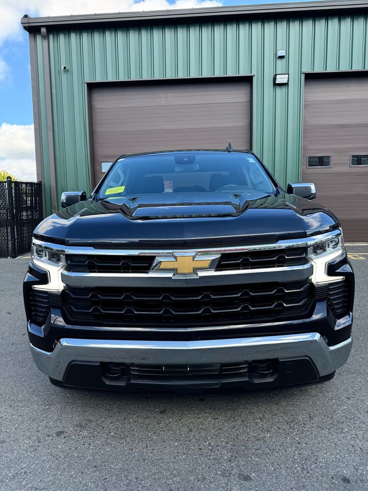 2022 Chevrolet Silverado 1500 LT photo 2