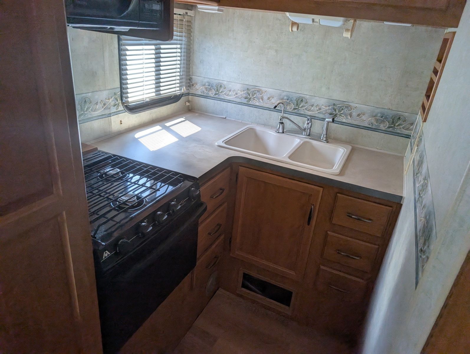 2004 Ford E-Series Chassis 86