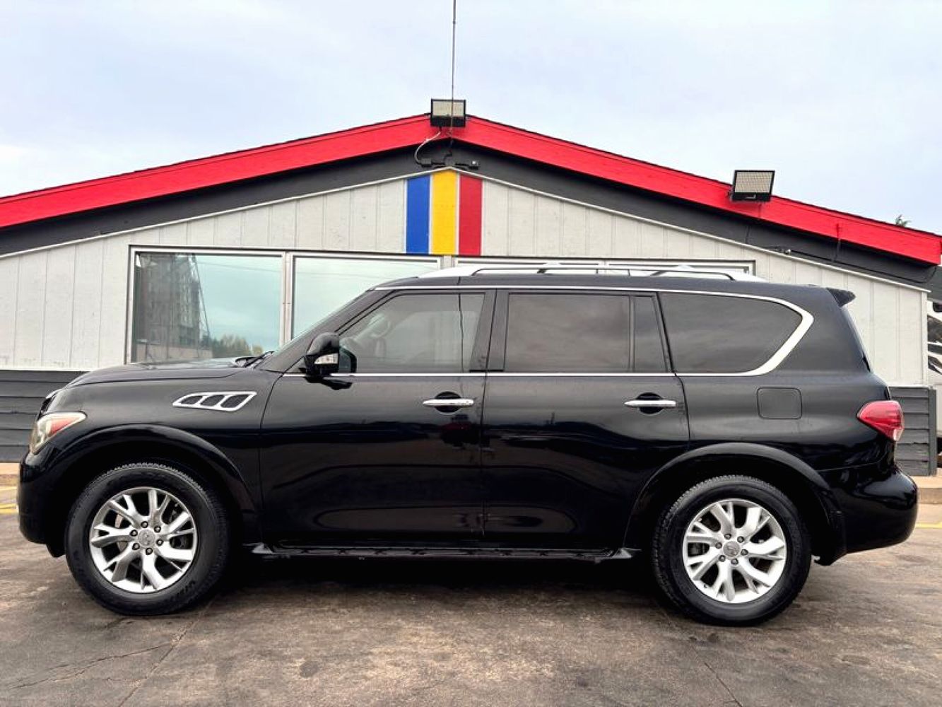 2011 Infiniti QX56 Base photo 2