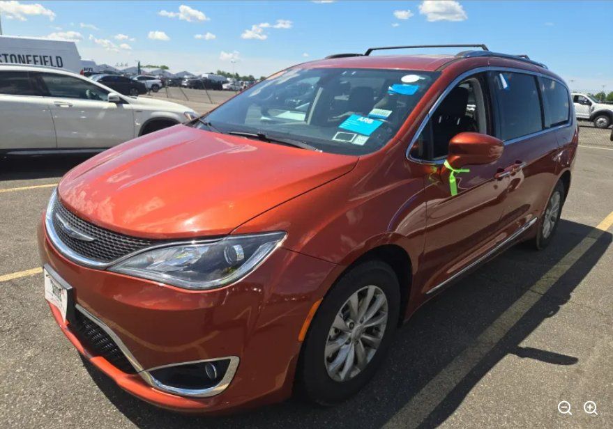 2018 Chrysler Pacifica Touring L's photo