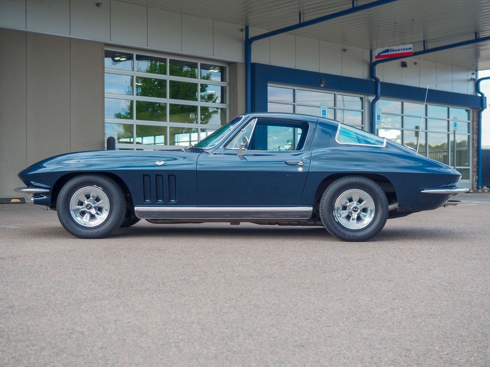 1966 Chevrolet Corvette 12