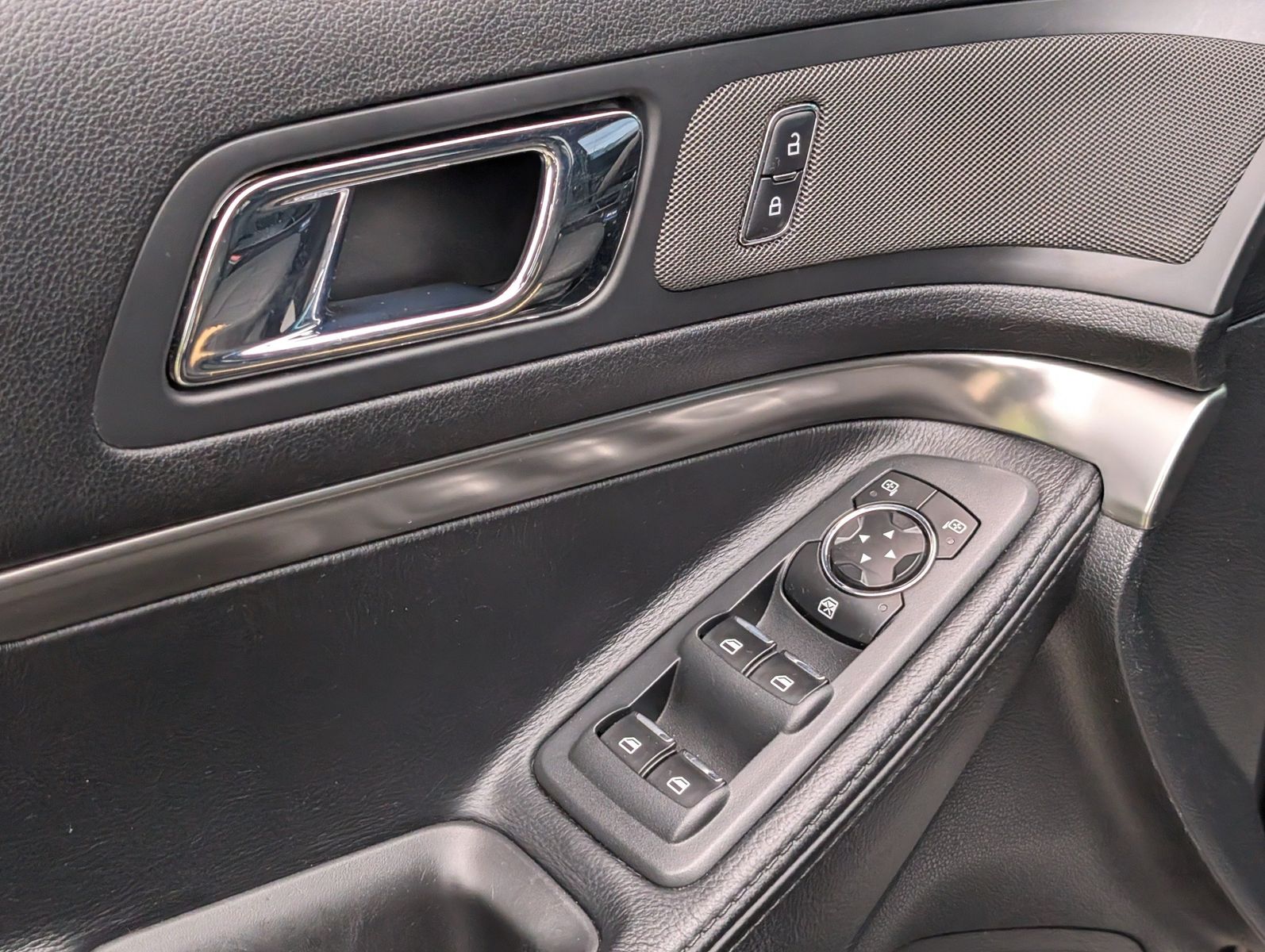 2016 Ford Utility Police Inter 31