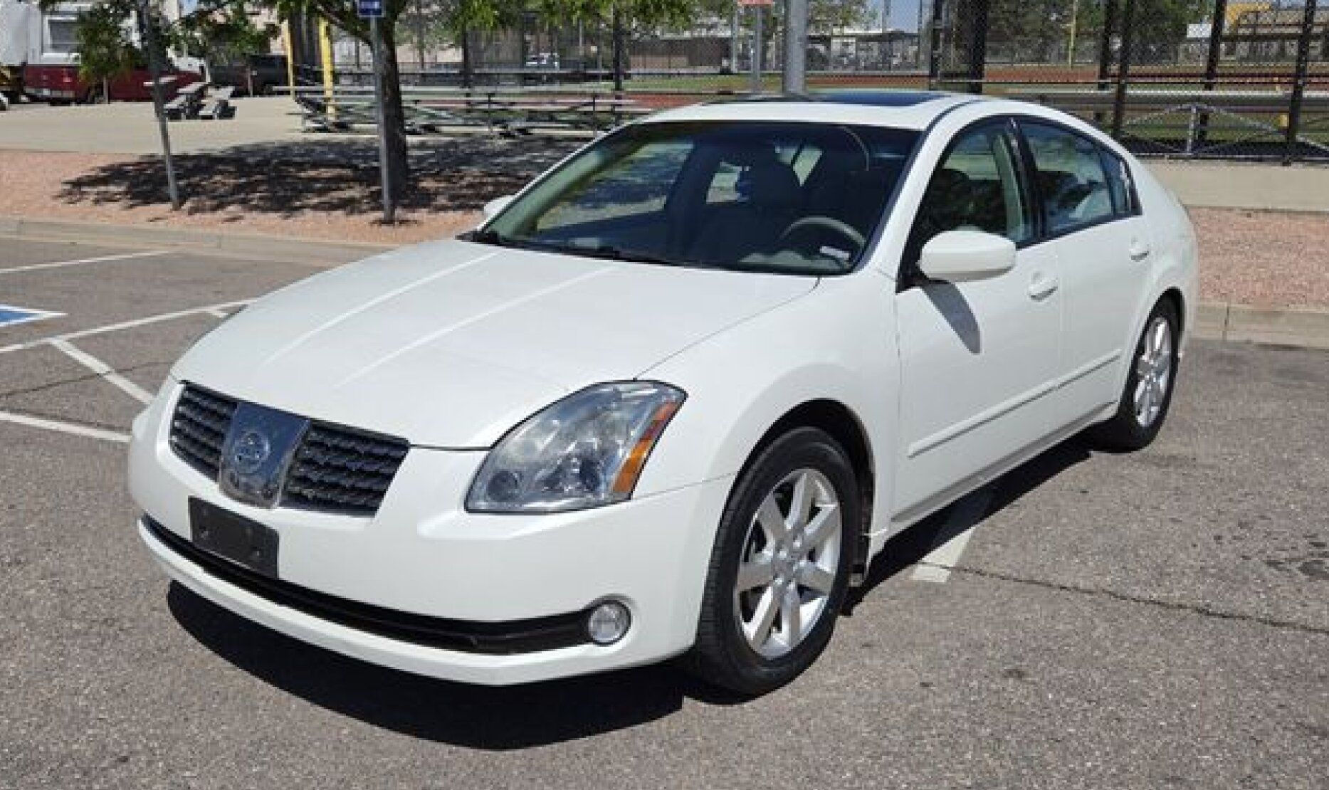 2004 Nissan Maxima SL's photo
