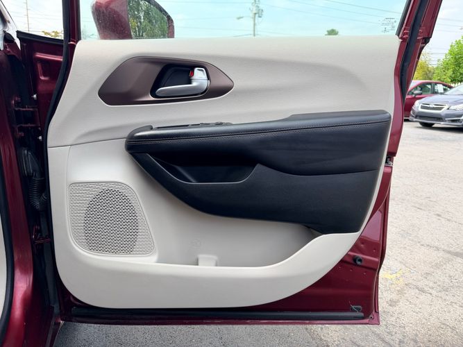 2018 Chrysler Pacifica Touring L photo 28