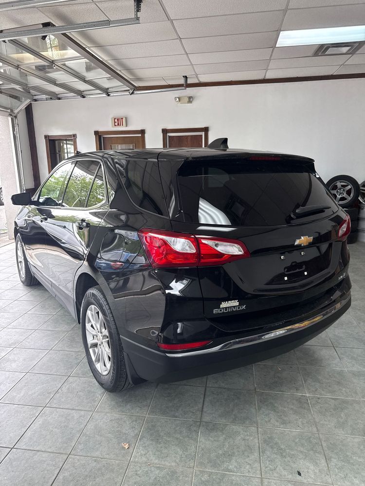 2018 Chevrolet Equinox LT photo 2