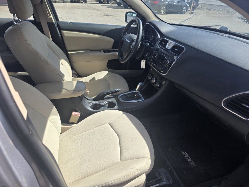 2014 Chrysler 200 LX photo 13