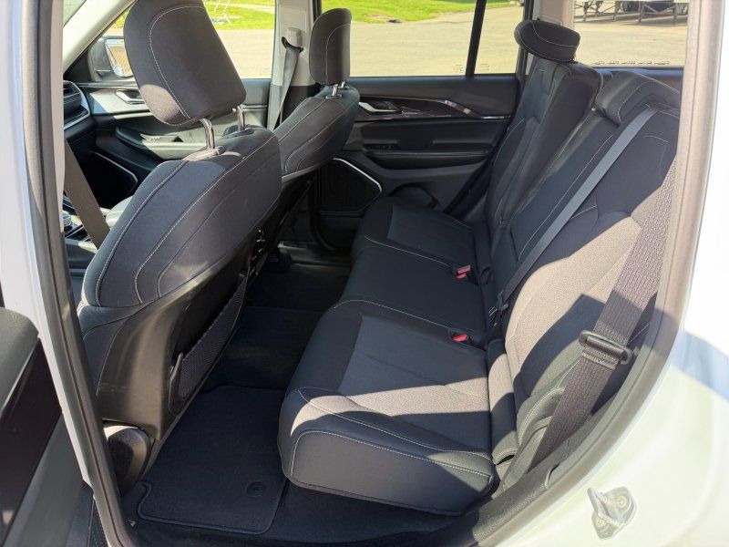 2022 Jeep Grand Cherokee Laredo - Photo 15