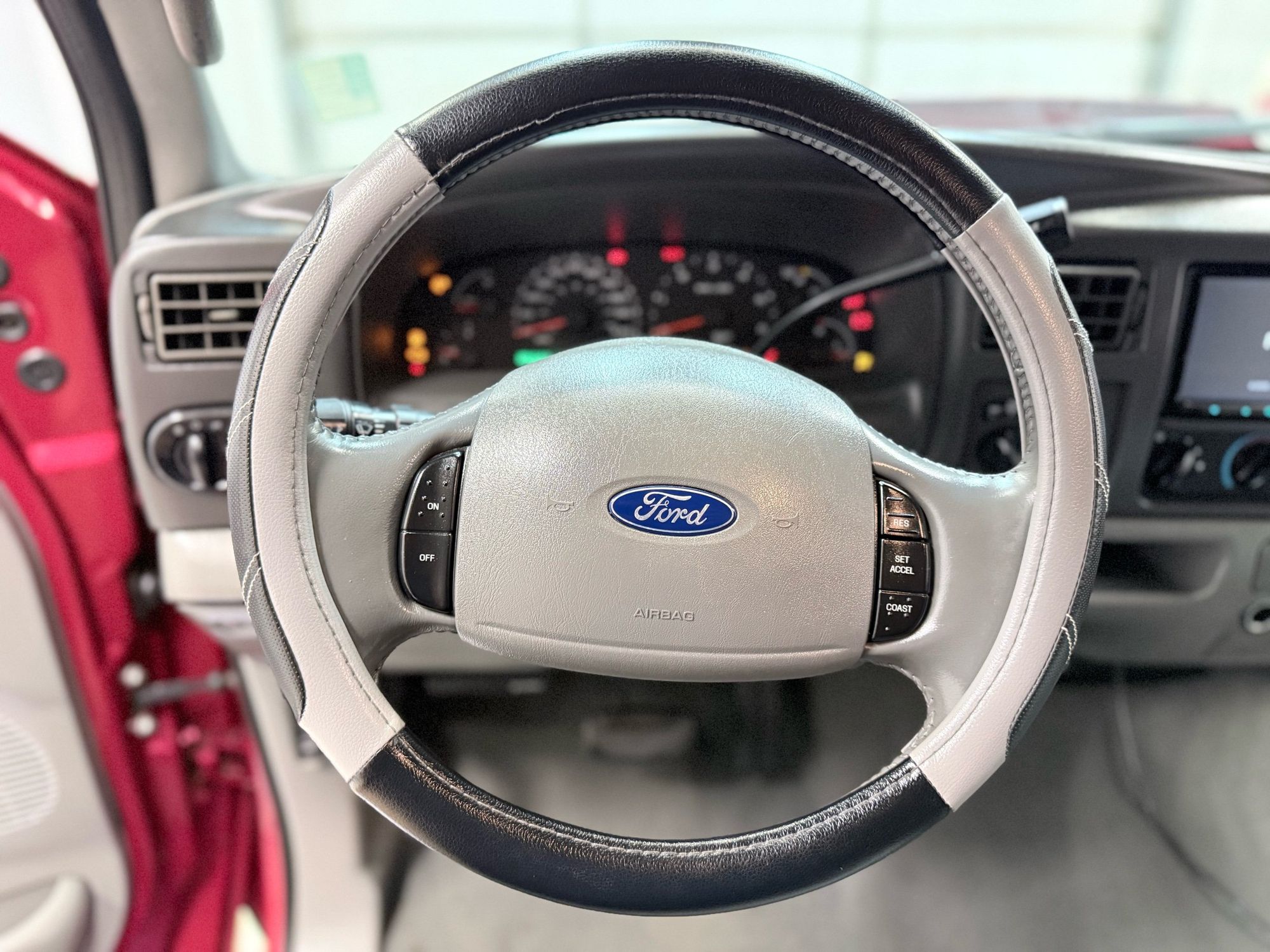 2003 Ford Excursion XLT photo 25