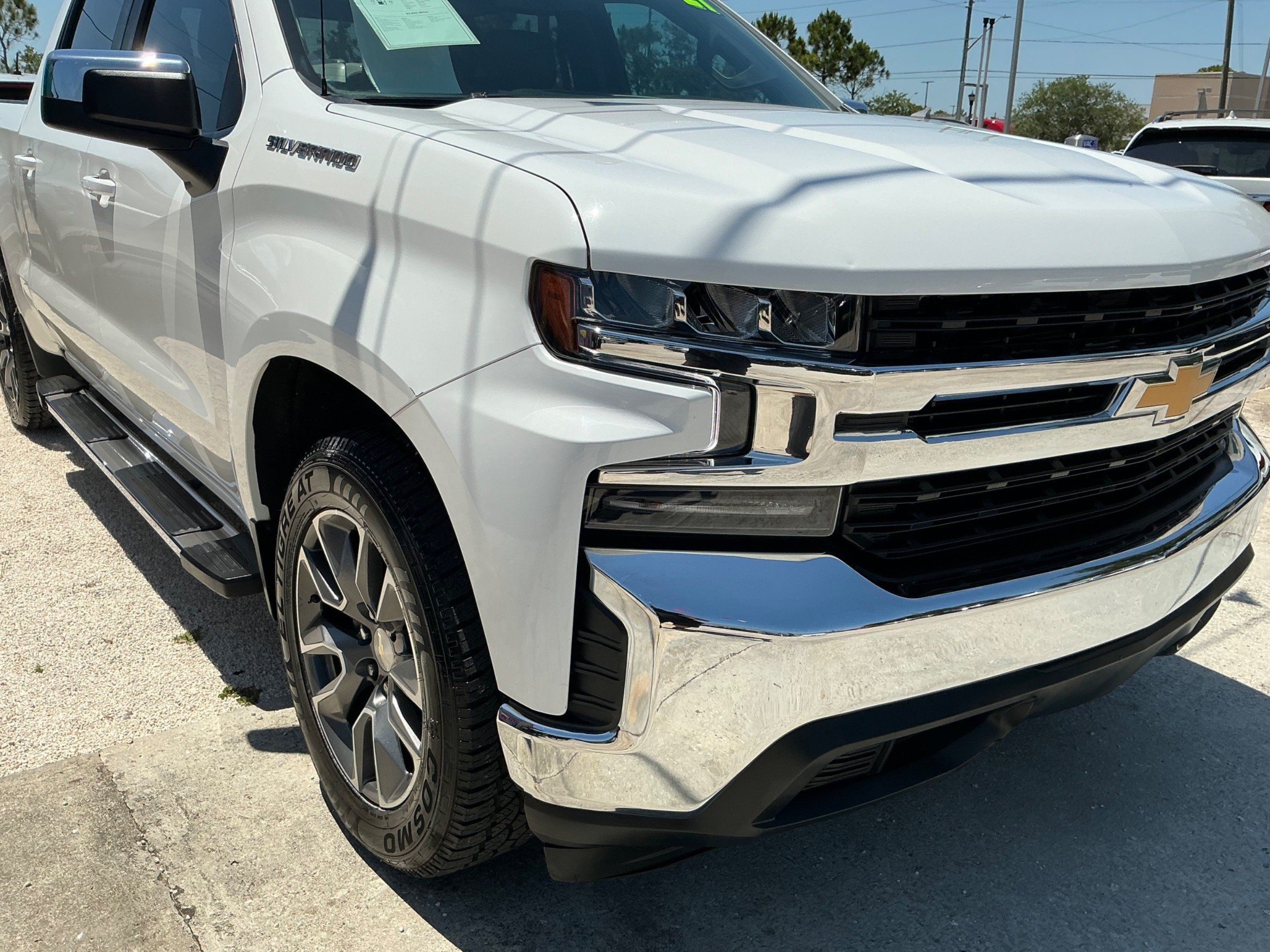 2021 Chevrolet Silverado 1500 LT photo 3