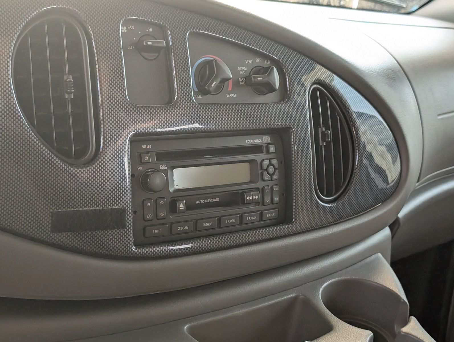 2004 Ford E-Series Chassis 27