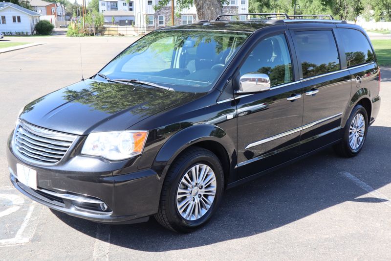 2014 Chrysler Town and Country Photos