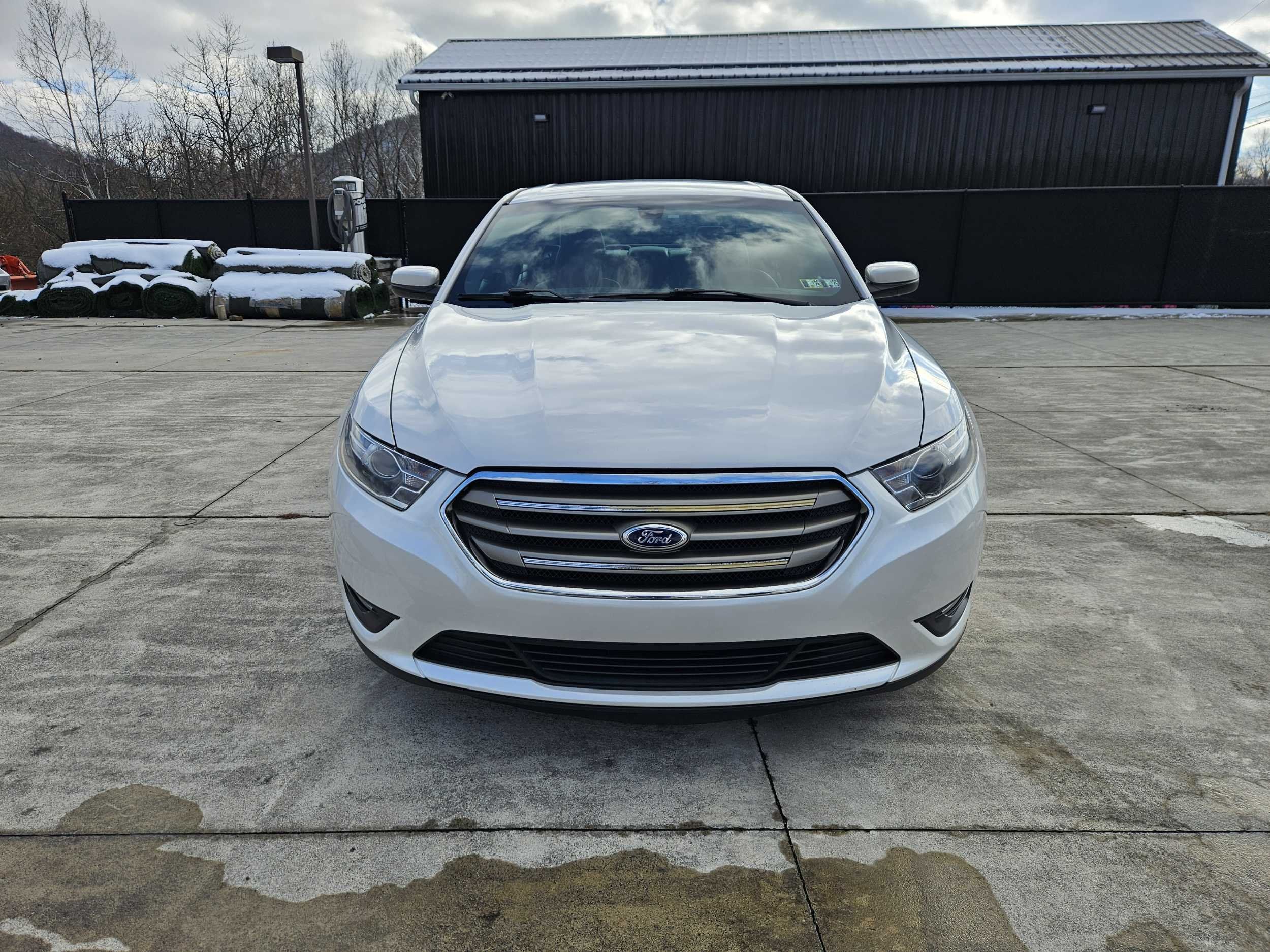 2014 Ford Taurus SEL photo 2