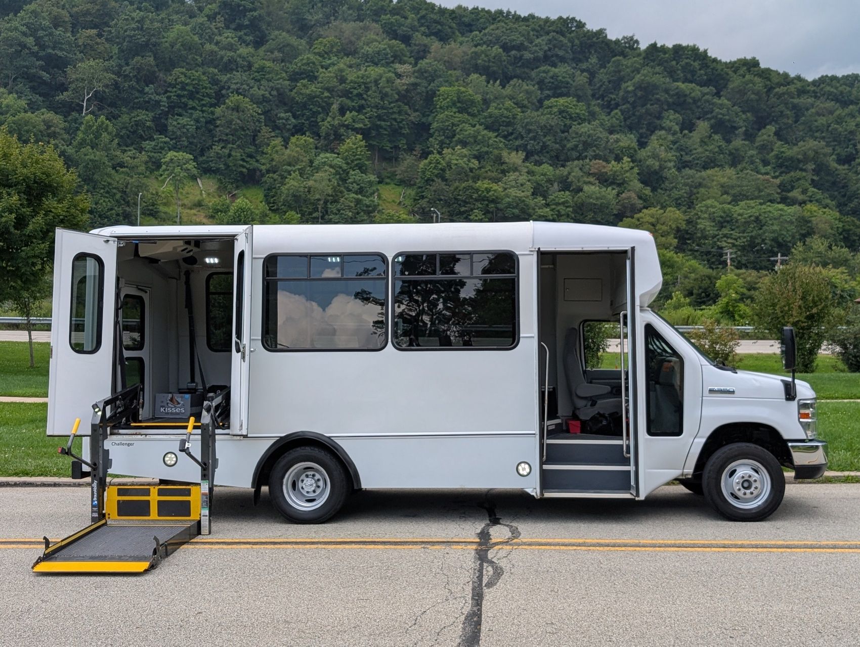 2016 Ford E-350 16
