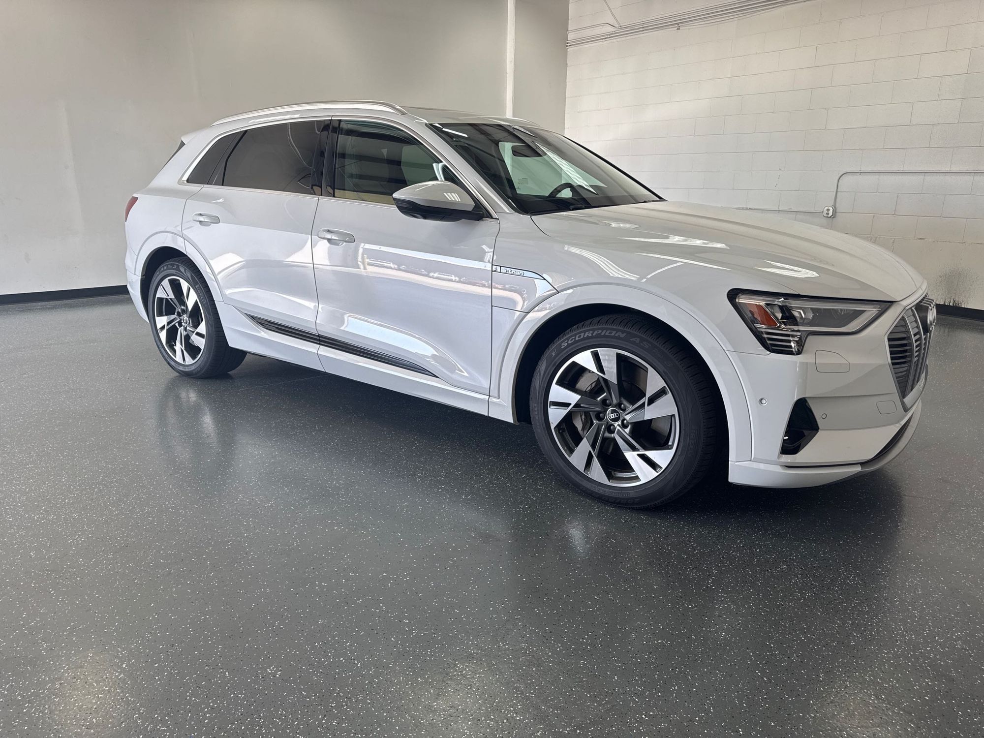 2022 Audi e-tron Premium Plus photo 2